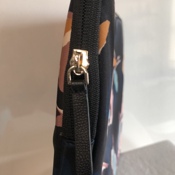 KATE SPADE dark blue floral print lap top Sleeve. Measures 15 X 10.5 inches. - Picture 8 of 10